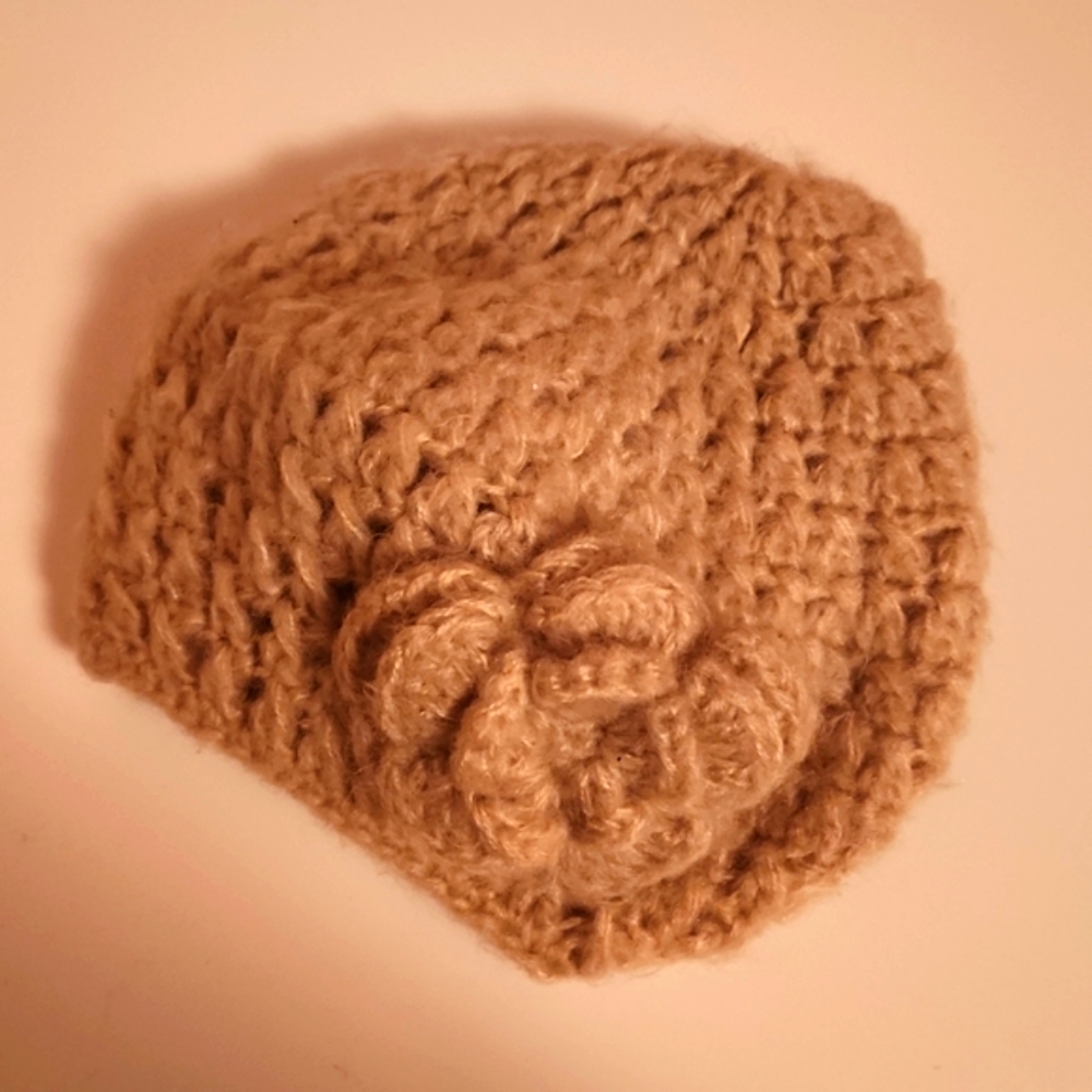 Forever 21 Crochet hat beige with flower